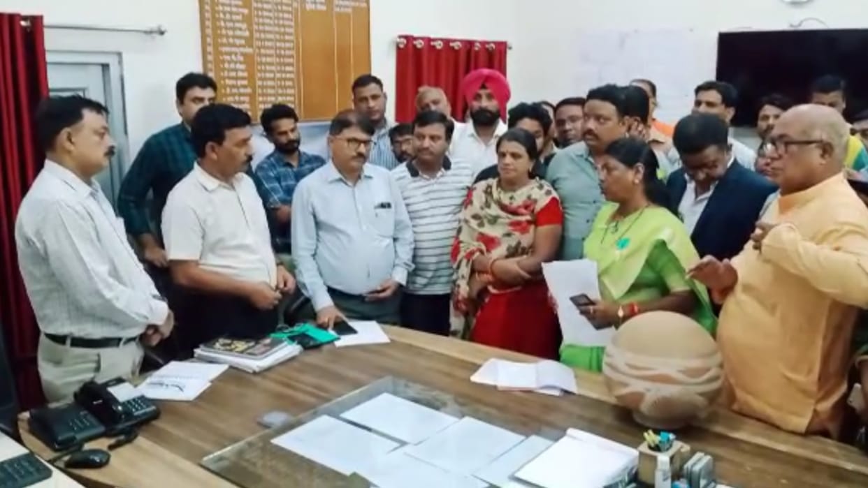 MLA Anita Bhadel demonstration at Jal Bhavan for water problem in Ajmer