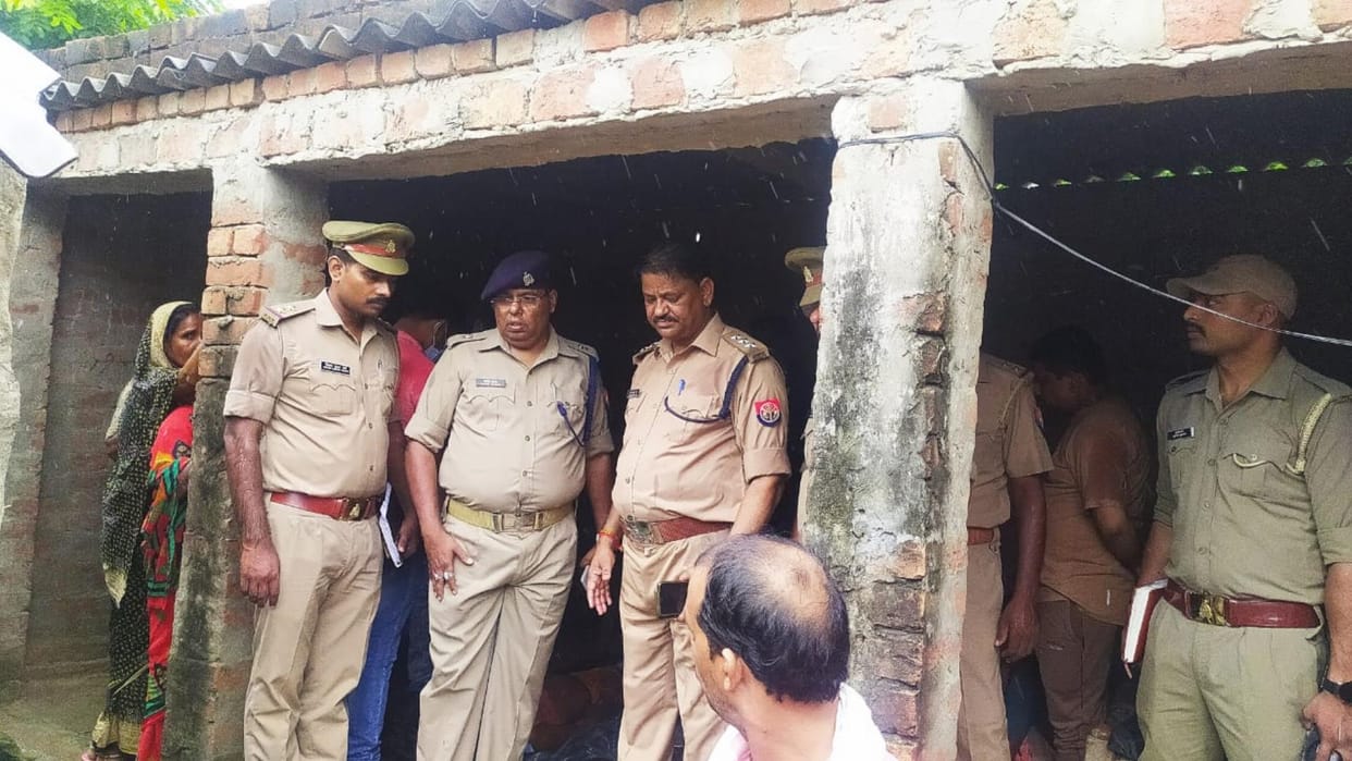 A man murdered his wife then hanged himself in Bahraich.