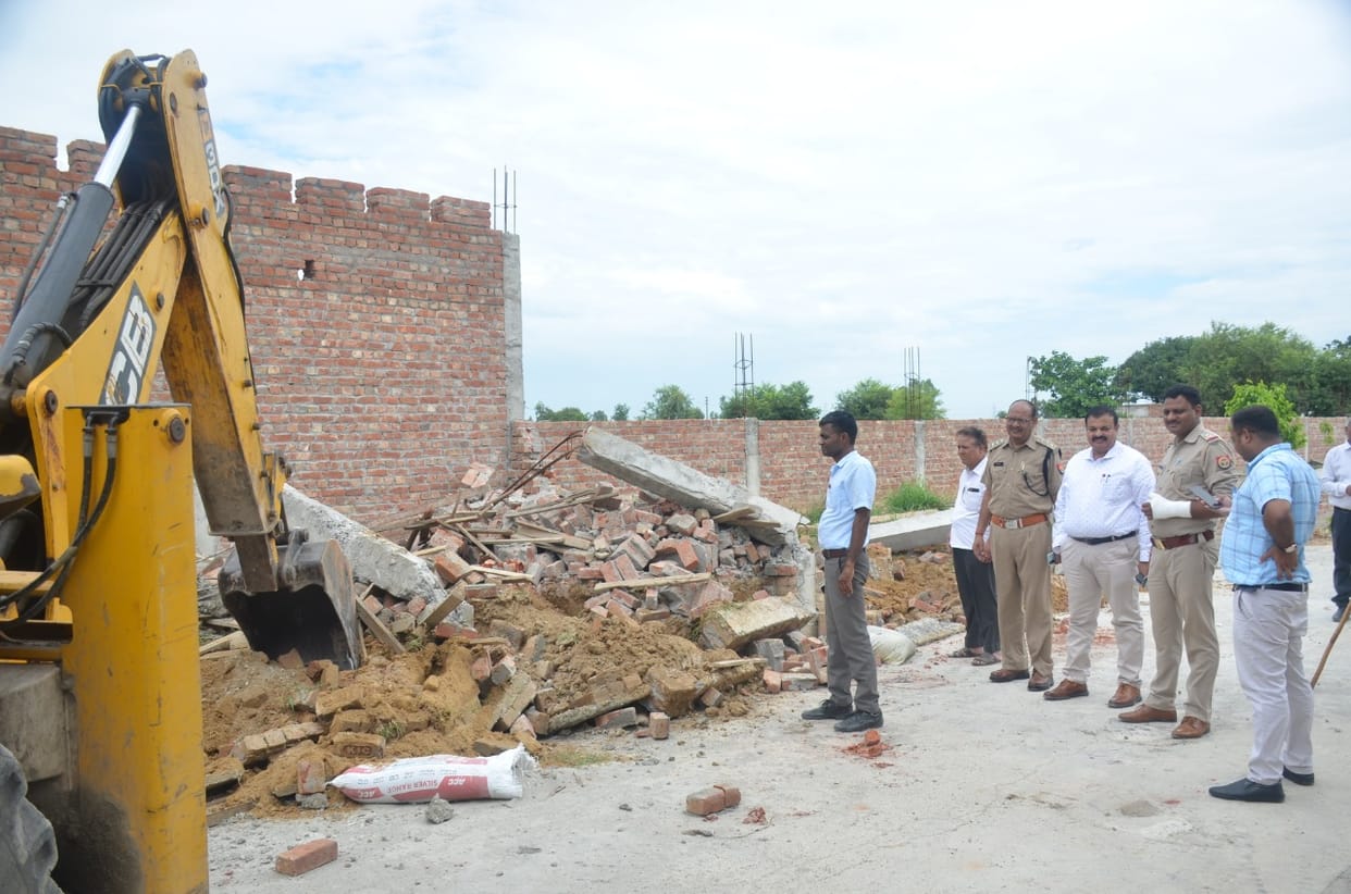 Shops constructed without layout, demolished