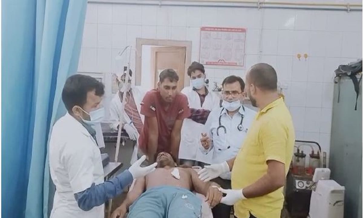 Two groups of students clashed in Chandauli youth stabbed with knife stirred up in college