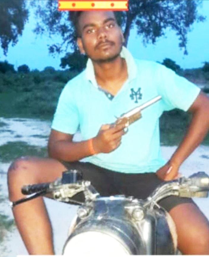 Fatehpur News: Photo of young man with gun goes viral