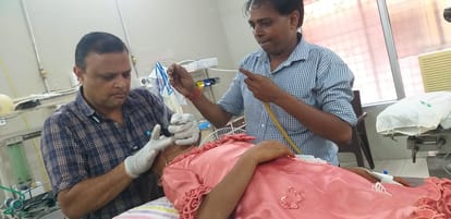 पीड़िता के गले से सिक्का निकलते अधीक्षक डॉ. शरद वैश्य