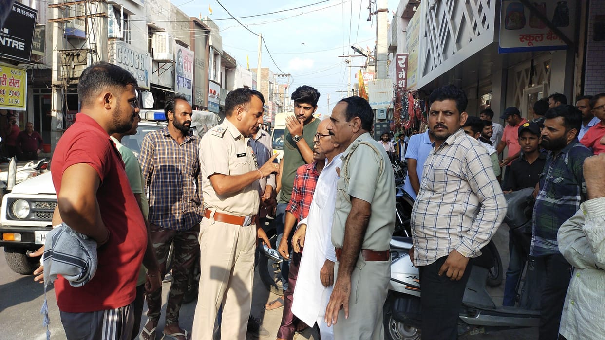 Municipal council team removes encroachments in city, shopkeepers entangled