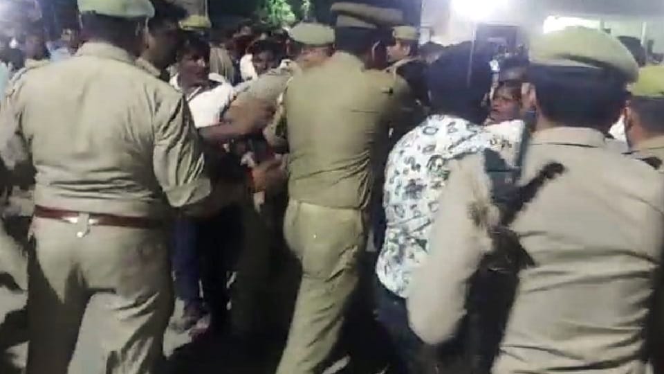 Lakhimpur Kheri Rape Case: Accused Pushed The Mother And Took Away The Daughters On Bike News in Hindi