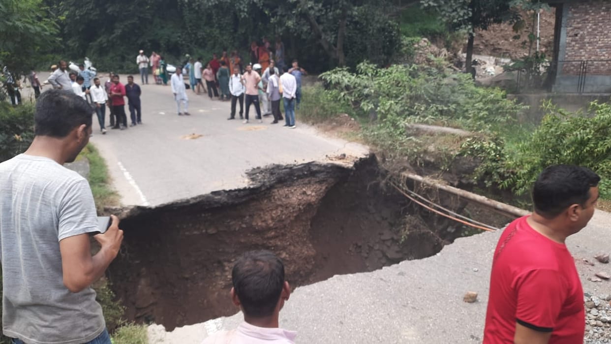 shimla hamirpur nh blocked due  to damage poliya in kutdi near gagas