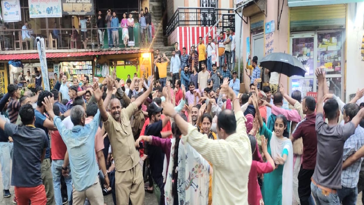 Transgiri area of Sirmaur engulfed in celebration as soon as cabinet approval for giving ST status, Diwali-lik