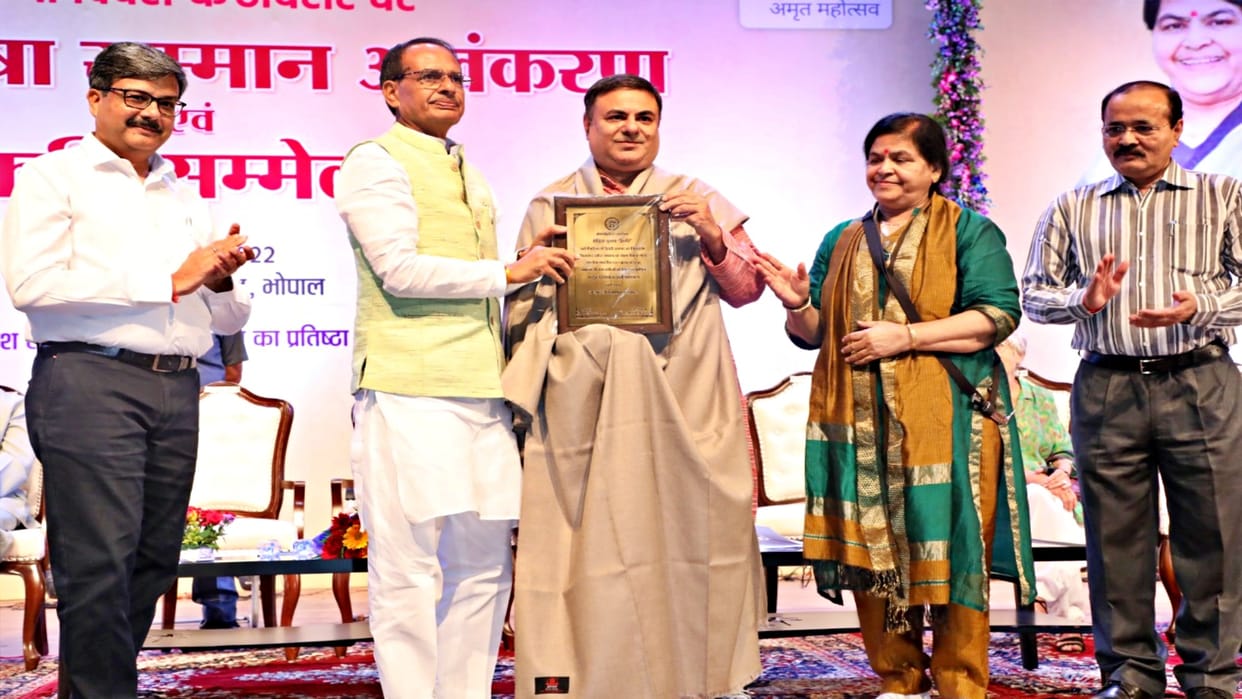 CM Shivraj Singh Chouhan honored Hindi servicemen of the country and abroad