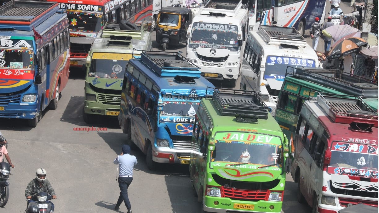 driver stop Matador in middle of the road instead of the bus stop in Jammu city