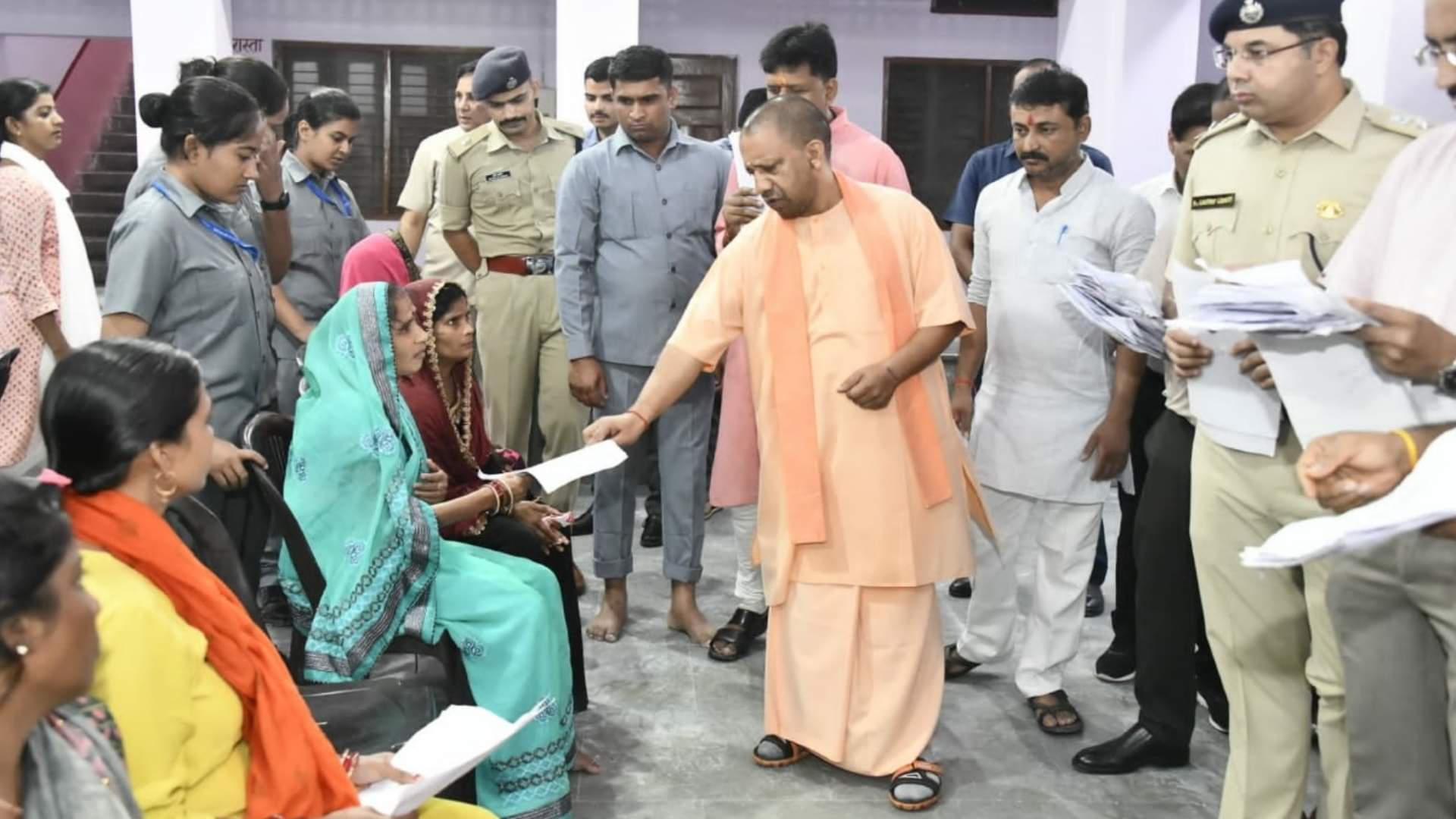 जनता दरबार में फरियाद सुनते सीएम योगी।