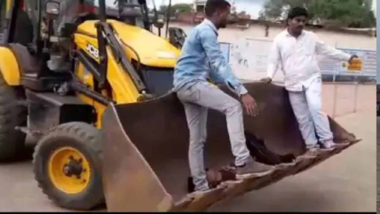injured youth was suffering on the road in Katni, ambulance did not come, was taken from JCB to the hospital