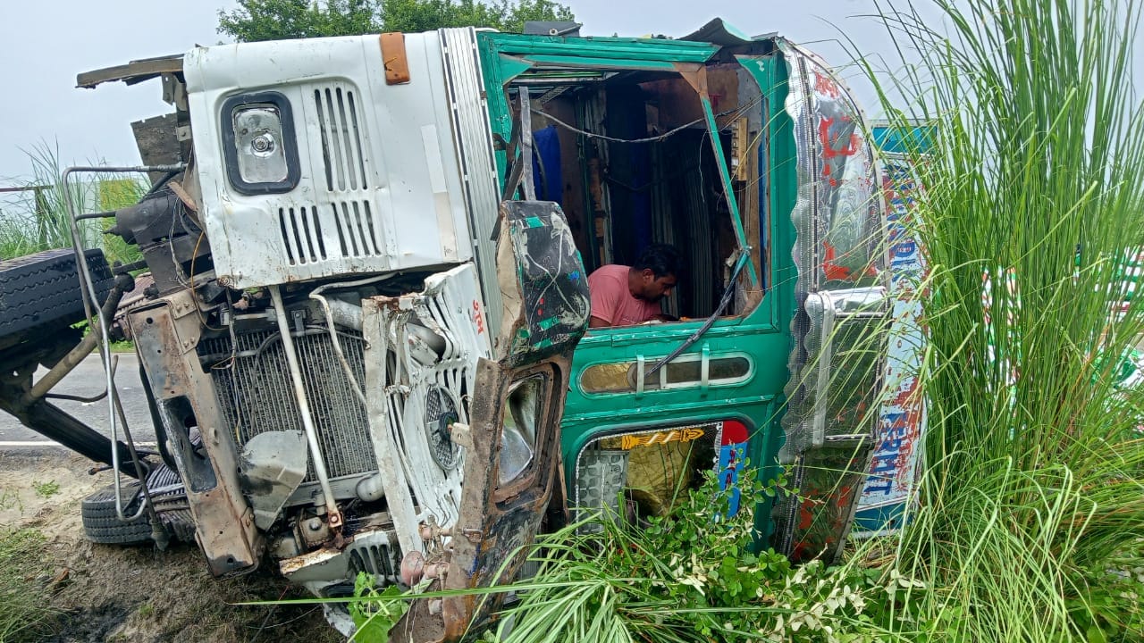Car and truck collided in Unnao, three people died