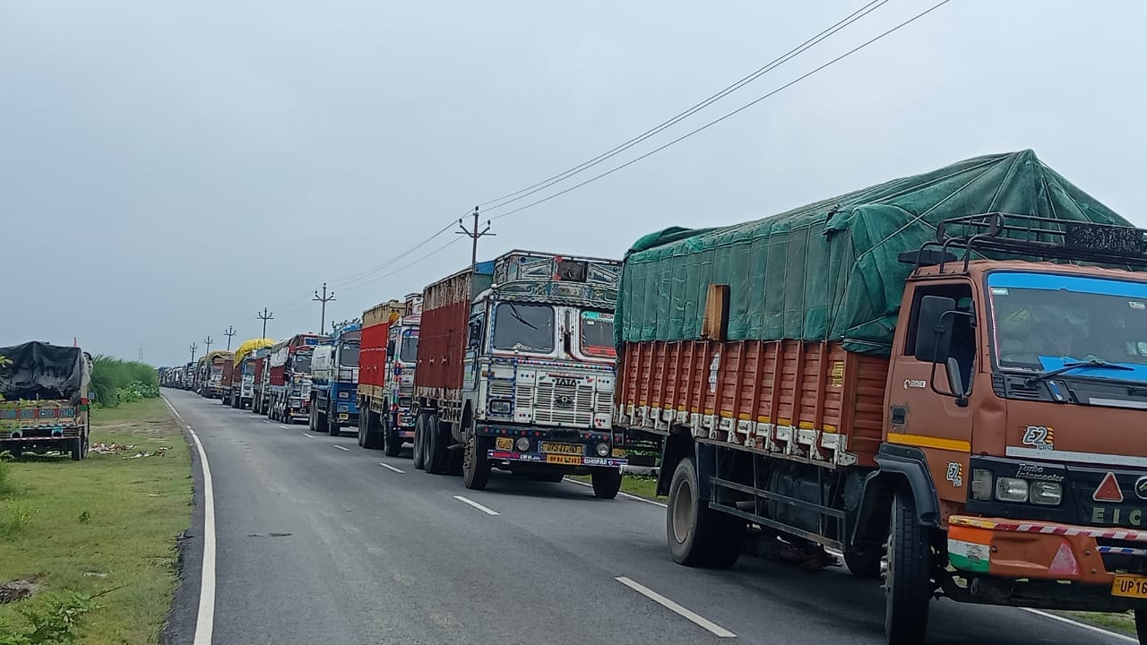 Car and truck collided in Unnao, three people died