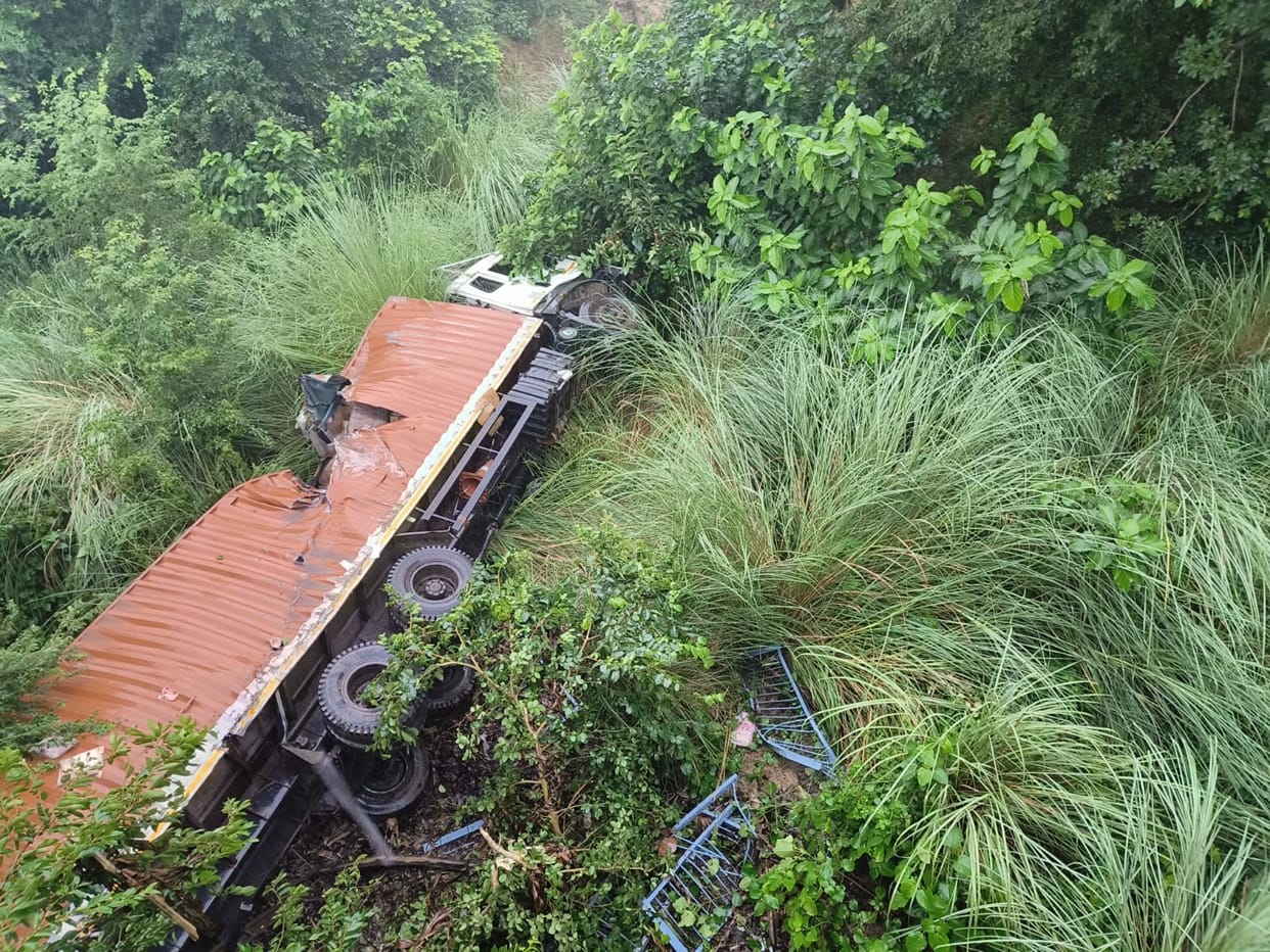 The container fell on the banks of the Gomti river, hitting the cart, the driver died