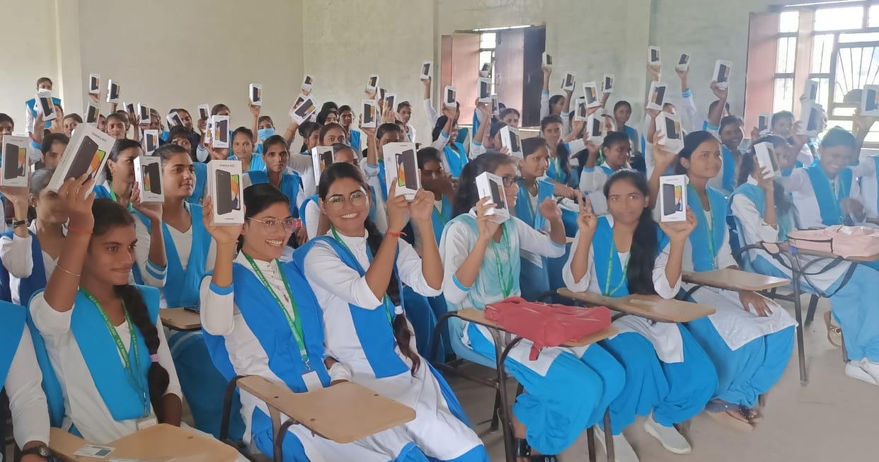 The faces of the girl students blossomed after getting the smart phone.