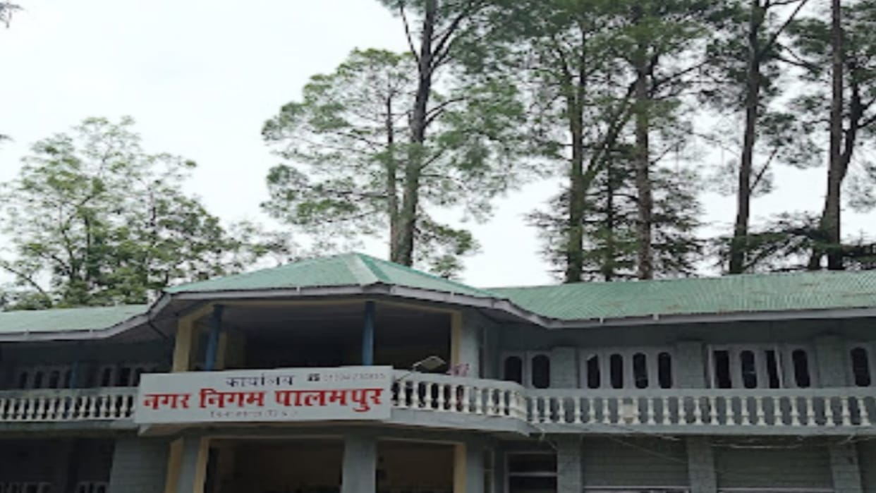 FIR against two employees including Palampur Municipal Corporation Mayor