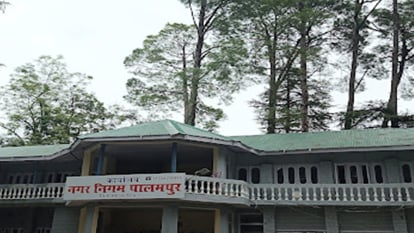 Kangra News: पालमपुर नगर निगम में महापौर और उपमहापौर 24 नवंबर को लेंगे शपथ, अधिसूचना जारी Mayor and Deputy Mayor of Palampur Municipal Corporation will take oath on November 24, notification issued