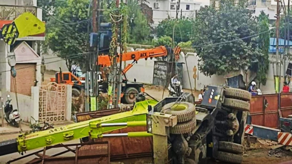 Meerut: Crane broken while lifting rails during rapid rail construction work, operator injured