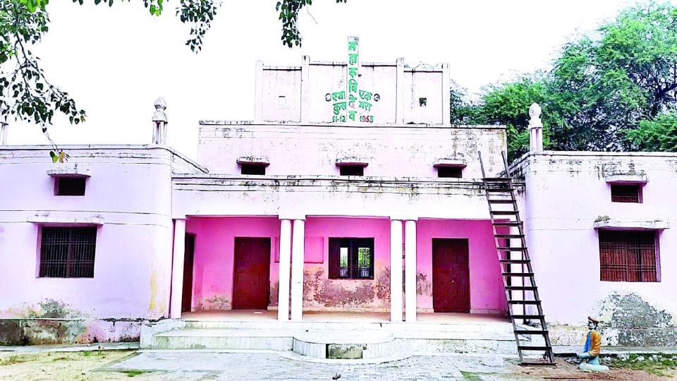 hindi diwas 2022 administration neglect memorial of Mahakavi Dev in Mainpuri