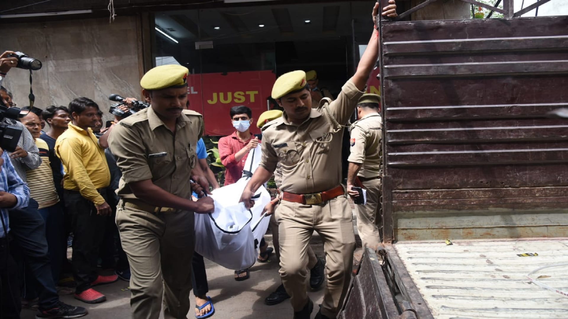 The girl has not been identified even after two days Girl was close to boyfriend Nitin for two years