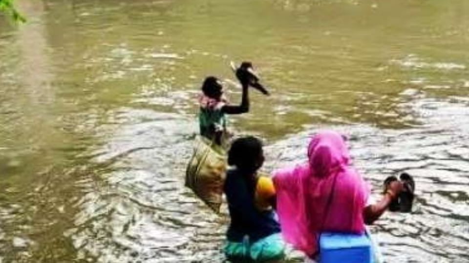 health department team crossed three rivers and reached villagers to vaccinate Kovid 19 In Bijapur district