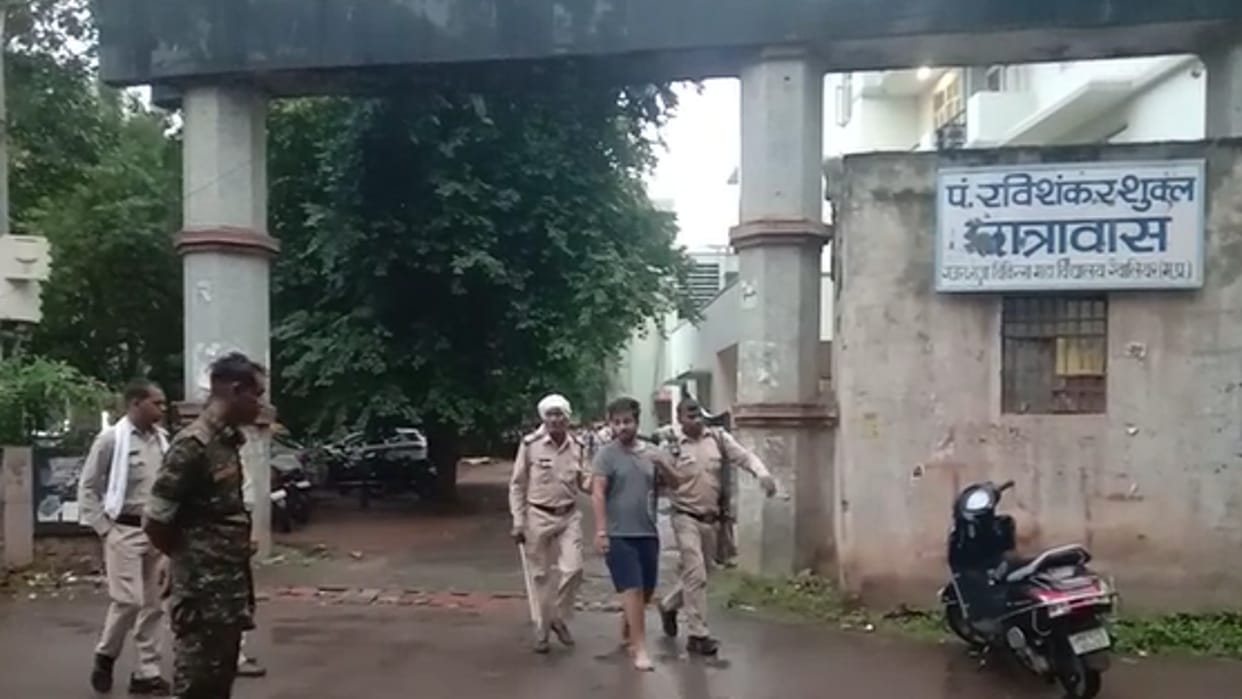 Medical students misbehave with IPS in Gwalior police detained four students read more in hindi
