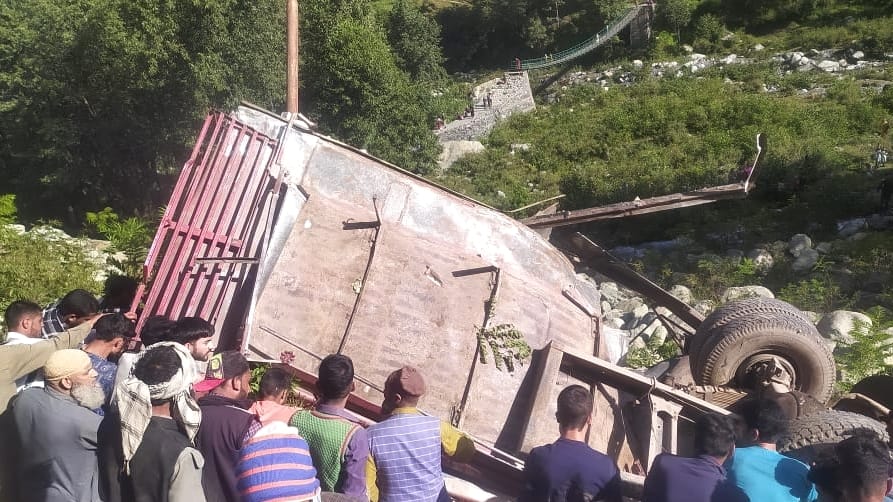 photos story of minibus road accident in Sawjian poonch 12 person died