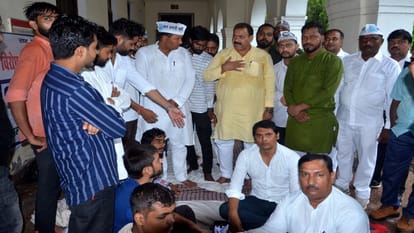 Allahabad University Students' agitation against fee hike intensified