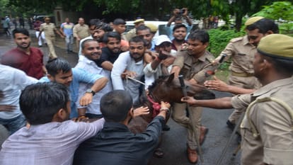 Allahabad University Students' agitation against fee hike intensified