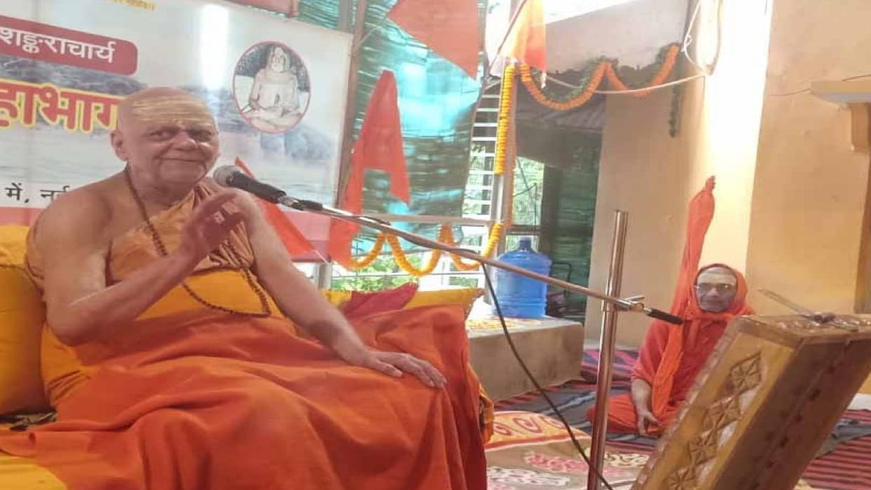 Puri Shankaracharya said- Political parties first make saints propagandists then Mouni Baba
