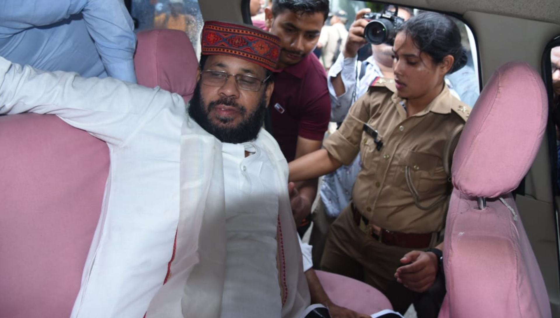 Samajwadi Party activists arrested for   protesting in Lucknow.