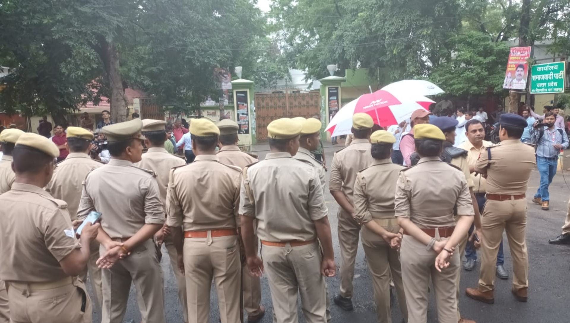 Samajwadi Party activists arrested for   protesting in Lucknow.
