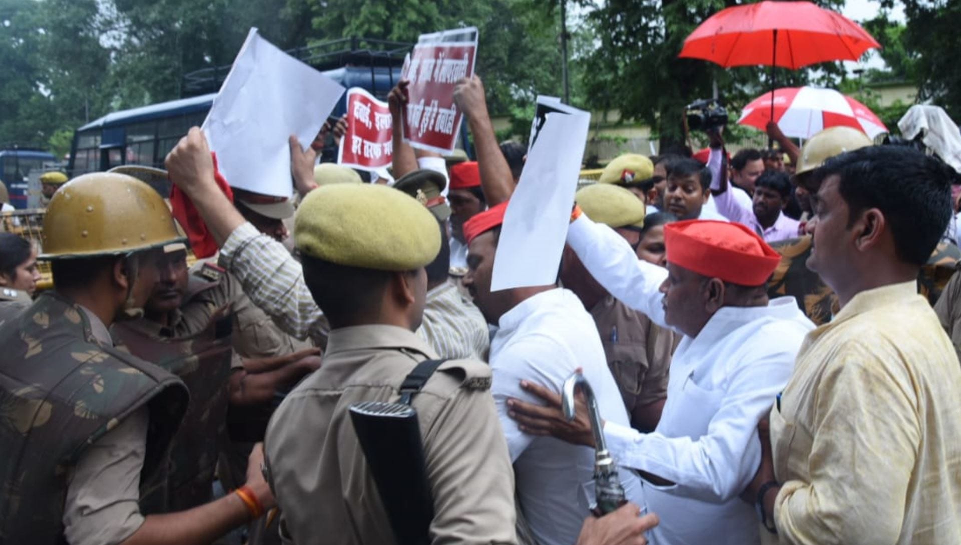 Samajwadi Party activists arrested for   protesting in Lucknow.