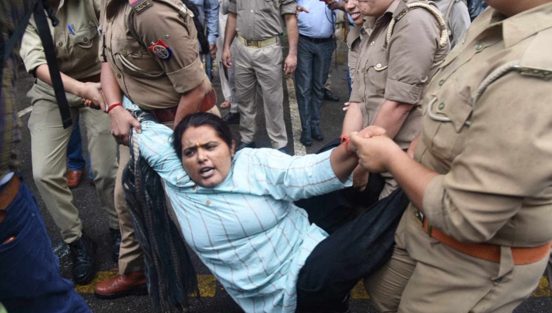 Samajwadi Party activists arrested for   protesting in Lucknow.