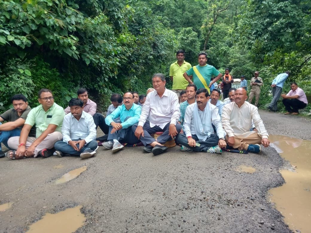 EX CM Harish Rawat Stage A Protest for Road Uttarakhand news in Hindi