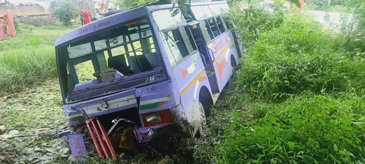 Kanpur Dehat : Speeding bus fell into a ravine while rescuing bike rider, 13 passengers injured