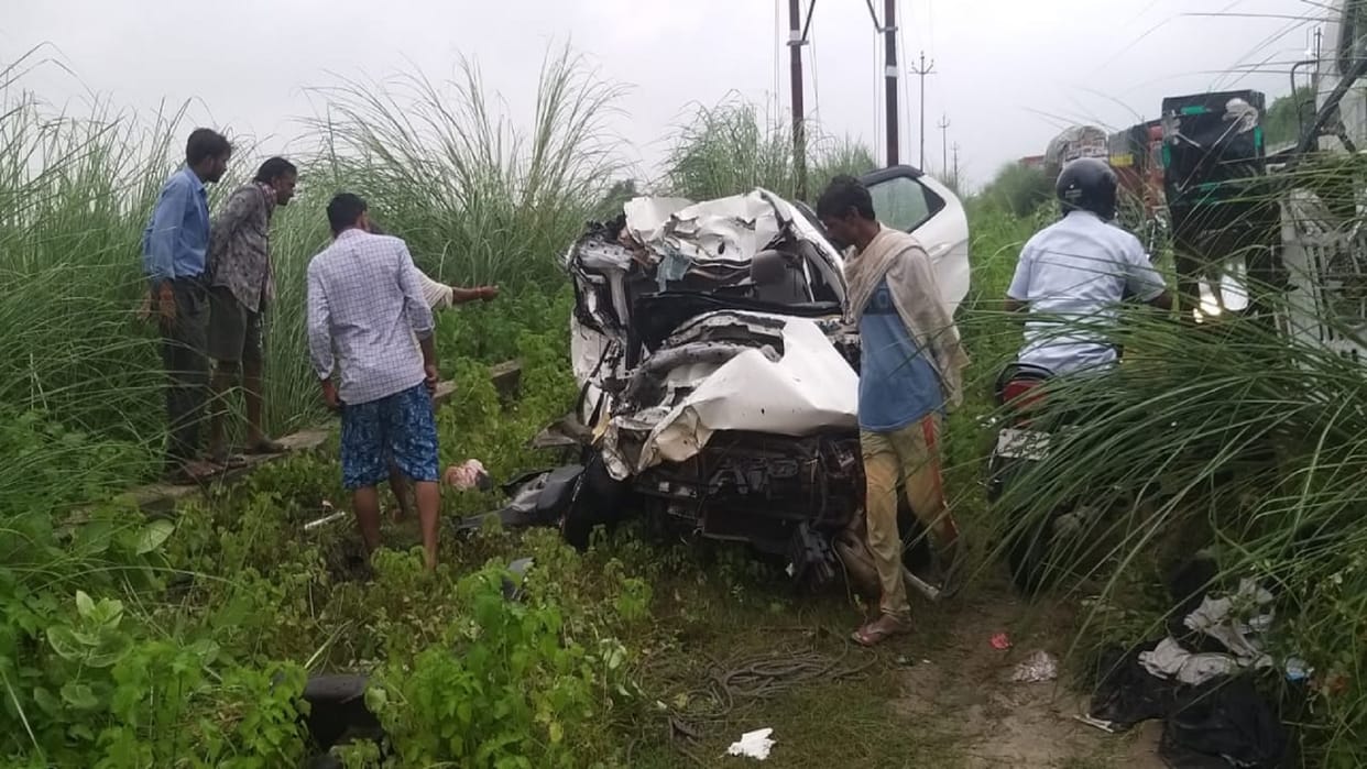 Road Accident news Truck hit car in Unnao, three killed in accident