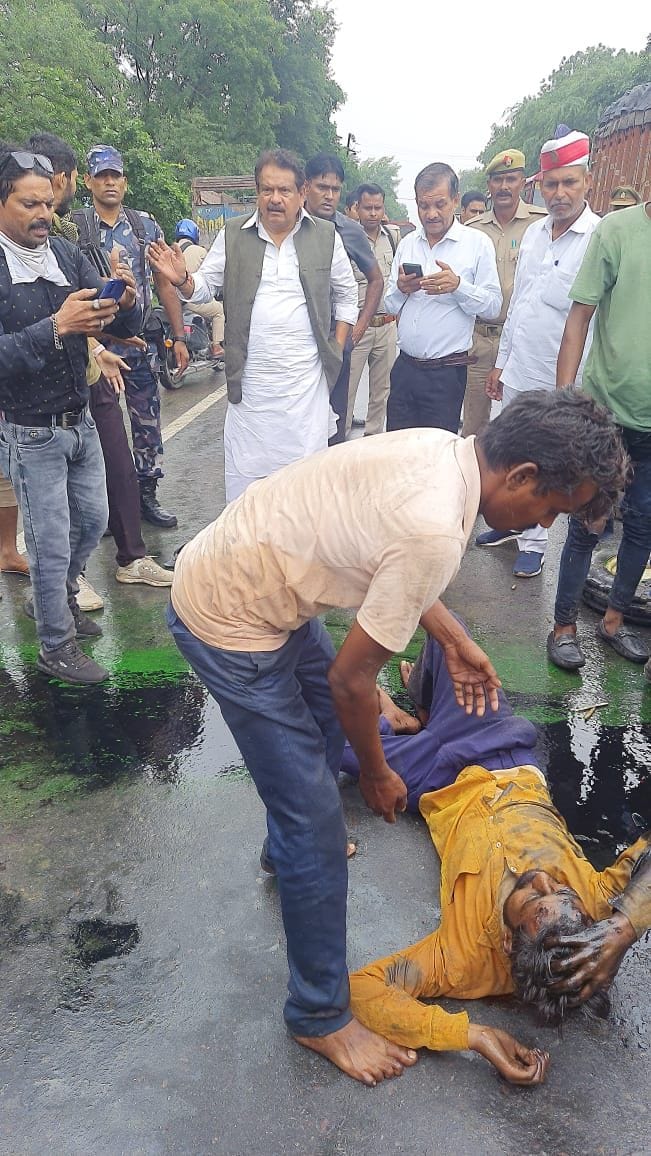 Hathras: The injured in the tractor collision were taken to the hospital by the Union Minister