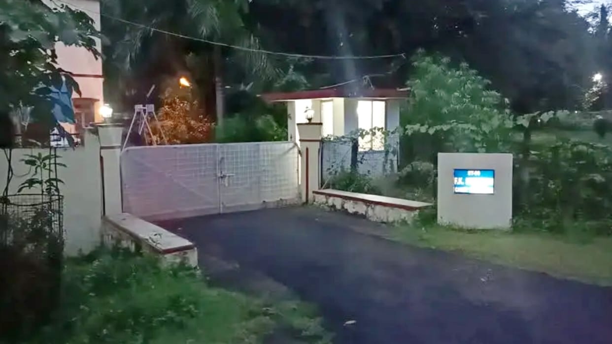 Theft of officers lighting the bungalow with street lights was caught in Jabalpur