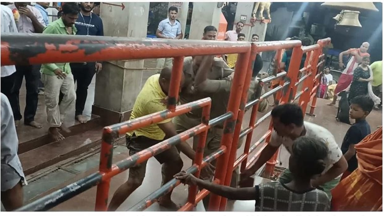 Police beat up the visitor in Maa Vindhyavasini temple mirzapur Five policemen suspended