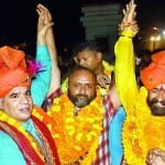 महाराजा जयंती पर अवकाश घोषित होने के बाद जश्न मनाते लोग