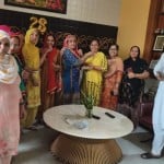 विनेश के कांस्य पदक जीतने पर खरखौदा स्थित घर पर खुशी मनाते ससुर राजपाल राठी, सास सरोज राठी व अन्य।