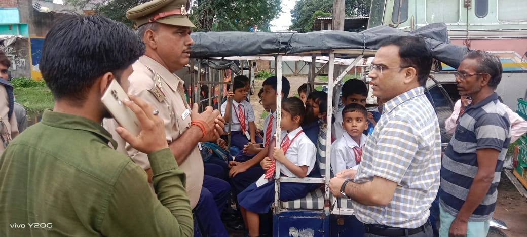 challan of 20 overloaded school vehicles in Banda, joint checking of transport and police department