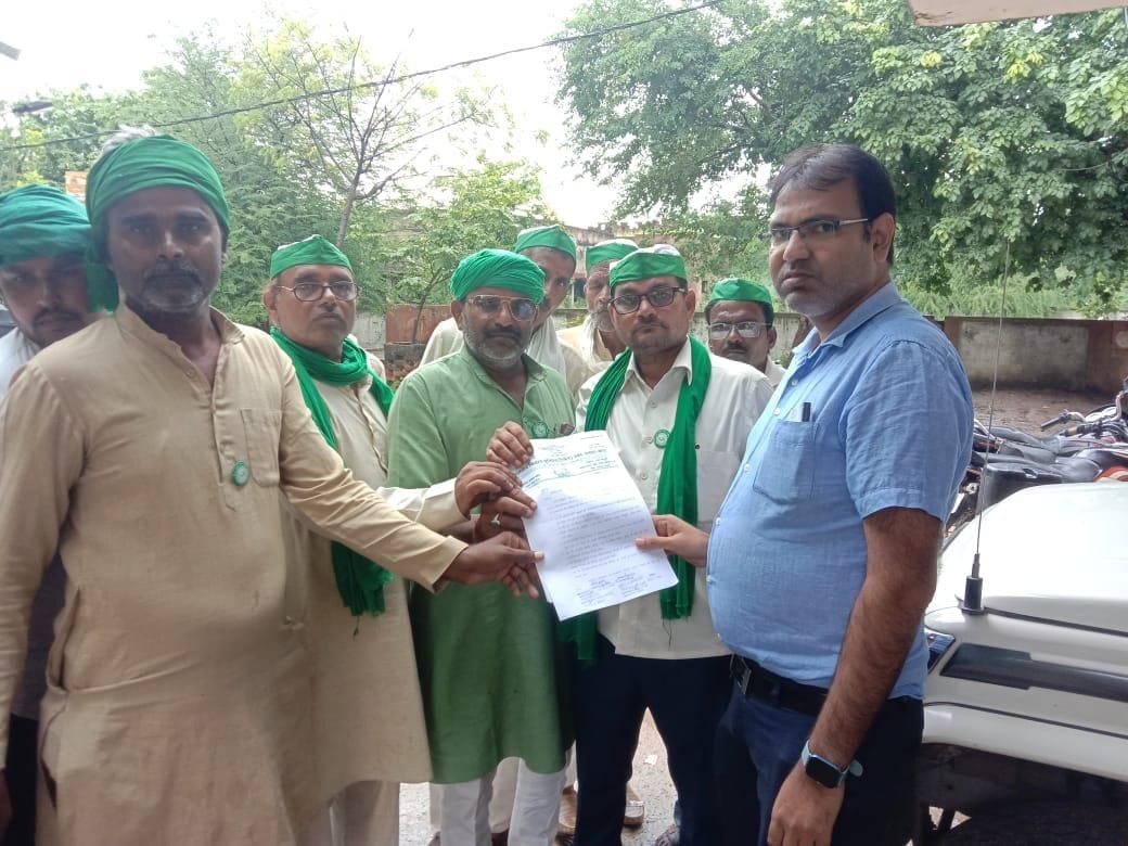 Banda: Bhakiyu submitted a memorandum regarding the problems of farmers