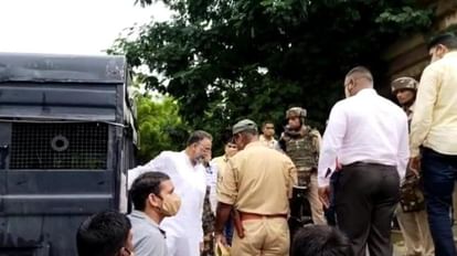 अवधेश राय हत्याकांड: माफिया मुख्तार अंसारी की ऑनलाइन पेशी नहीं हो सकी, अब 20 से शुरू होगी बहस पर सुनवाई कचहरी परिसर में मुख्तार अंसारी (फाइल)