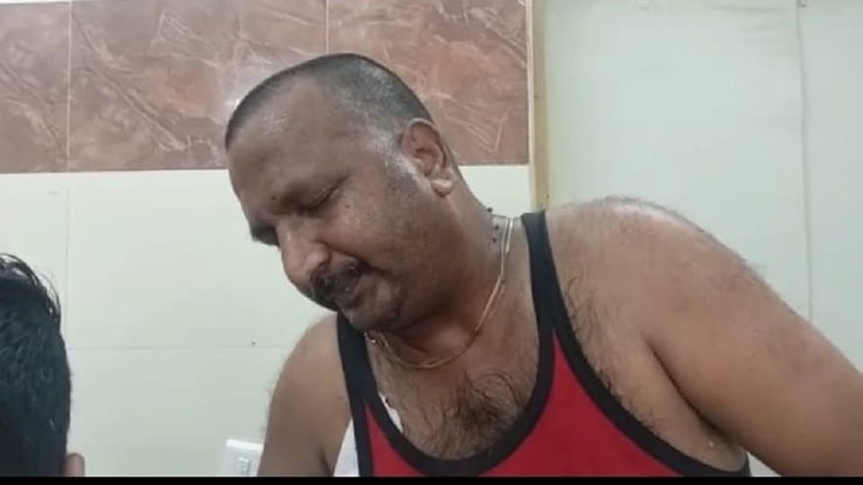 businessman father-son caught a robber even after being injured by the bullet