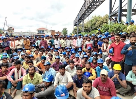 After the death of the laborer, the comrades demonstrated at the mill gate