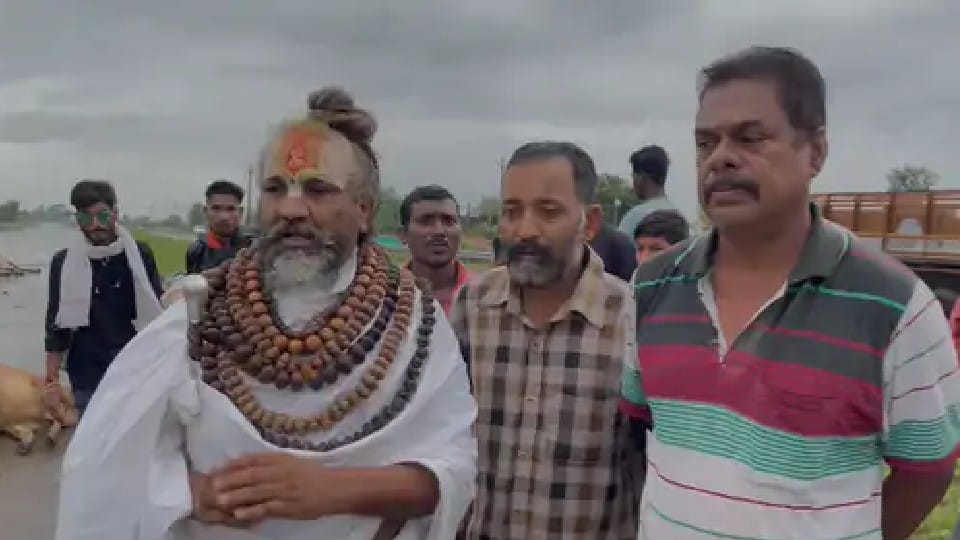 Raisen: Seeing the death of 16 cows in a road accident, Computer Baba sitting on a dharna