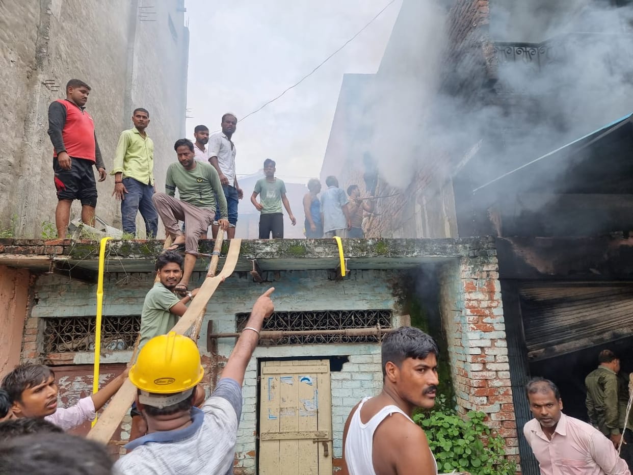 massive Fire breaks out in clothes warehouse in bhadohi  clothes worth lakhs burnt to ashes