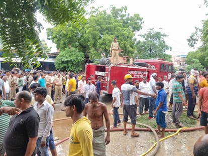 massive Fire breaks out in clothes warehouse in bhadohi  clothes worth lakhs burnt to ashes