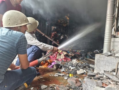 massive Fire breaks out in clothes warehouse in bhadohi  clothes worth lakhs burnt to ashes